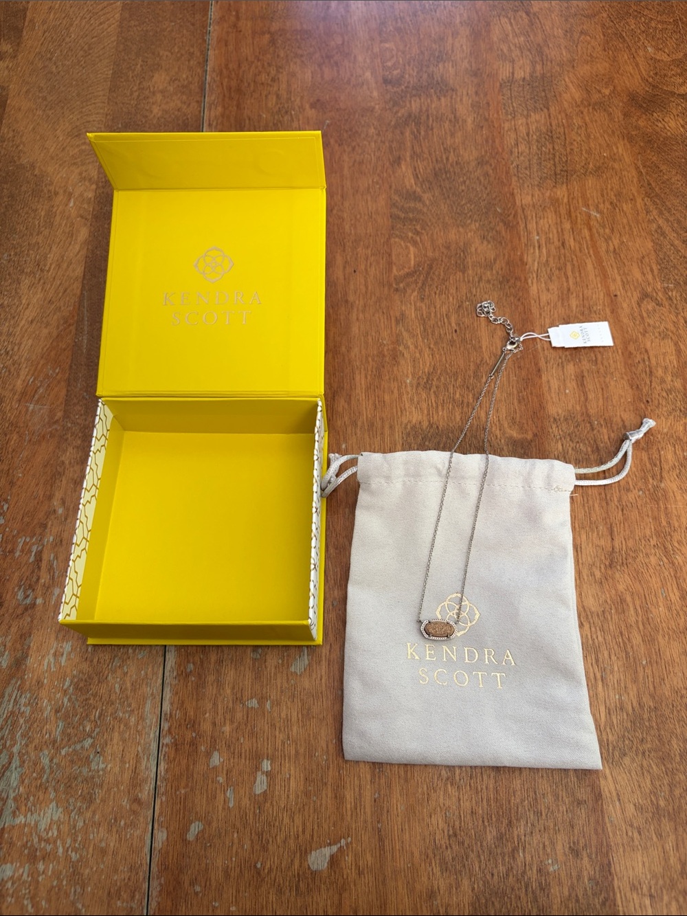 Kendra Scott Elisa necklace NWT includes box and bag